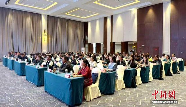 图为参训学员专心听讲。郑路 供图